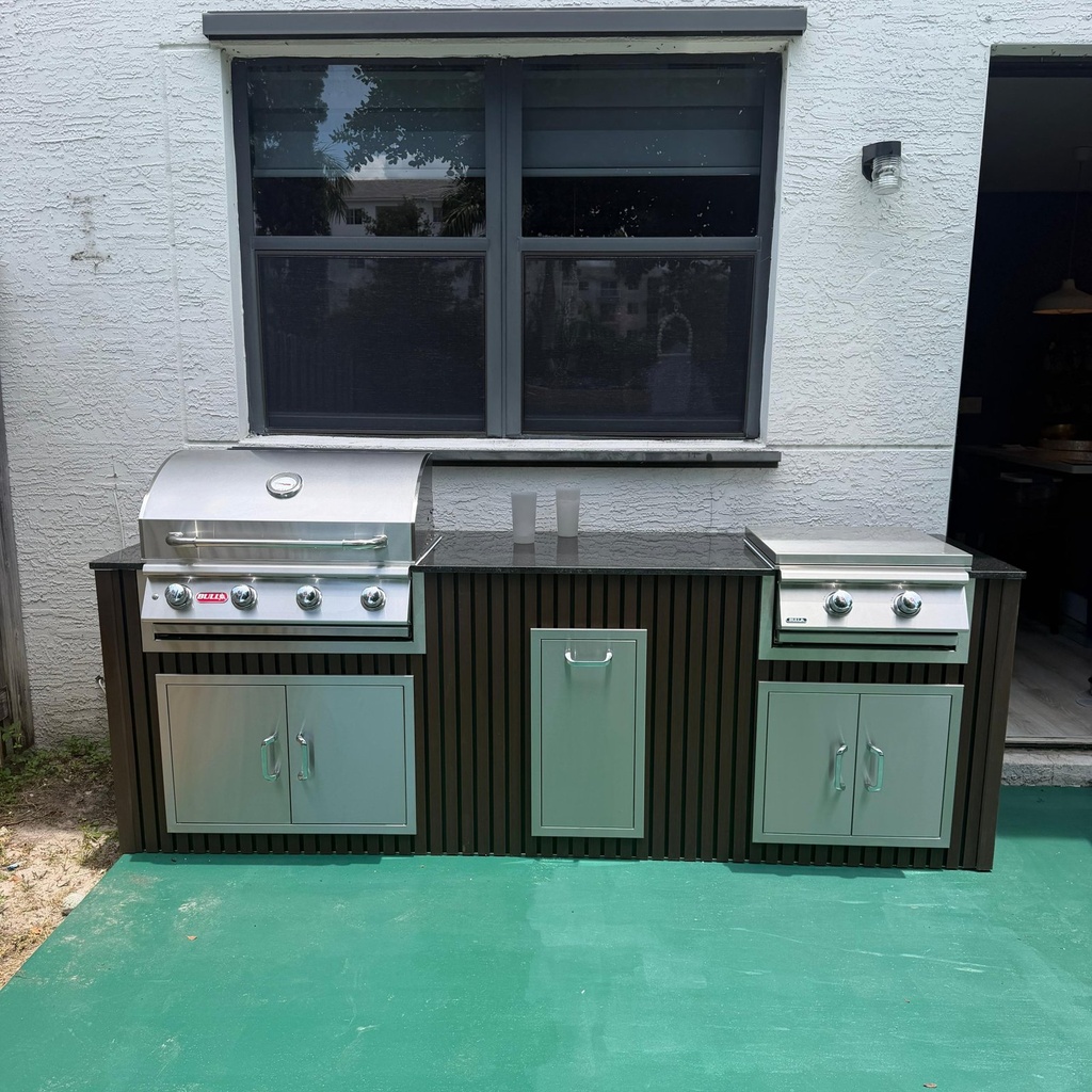 [OK-08-WDB-05] Outdoorkitchen 8 ft · Dark Brown · Bull 30" Outlaw LP