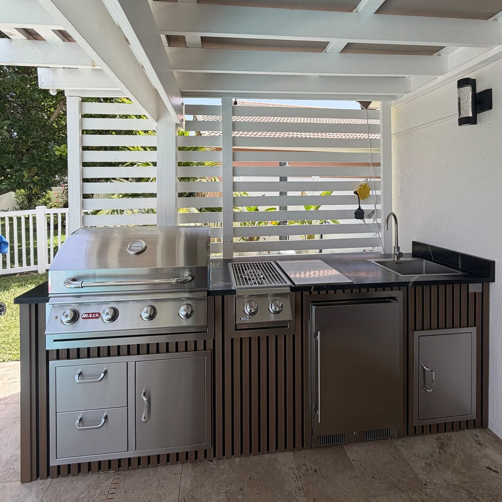 Outdoorkitchen 8 ft · Dark Brown · Bull 30" Outlaw LP