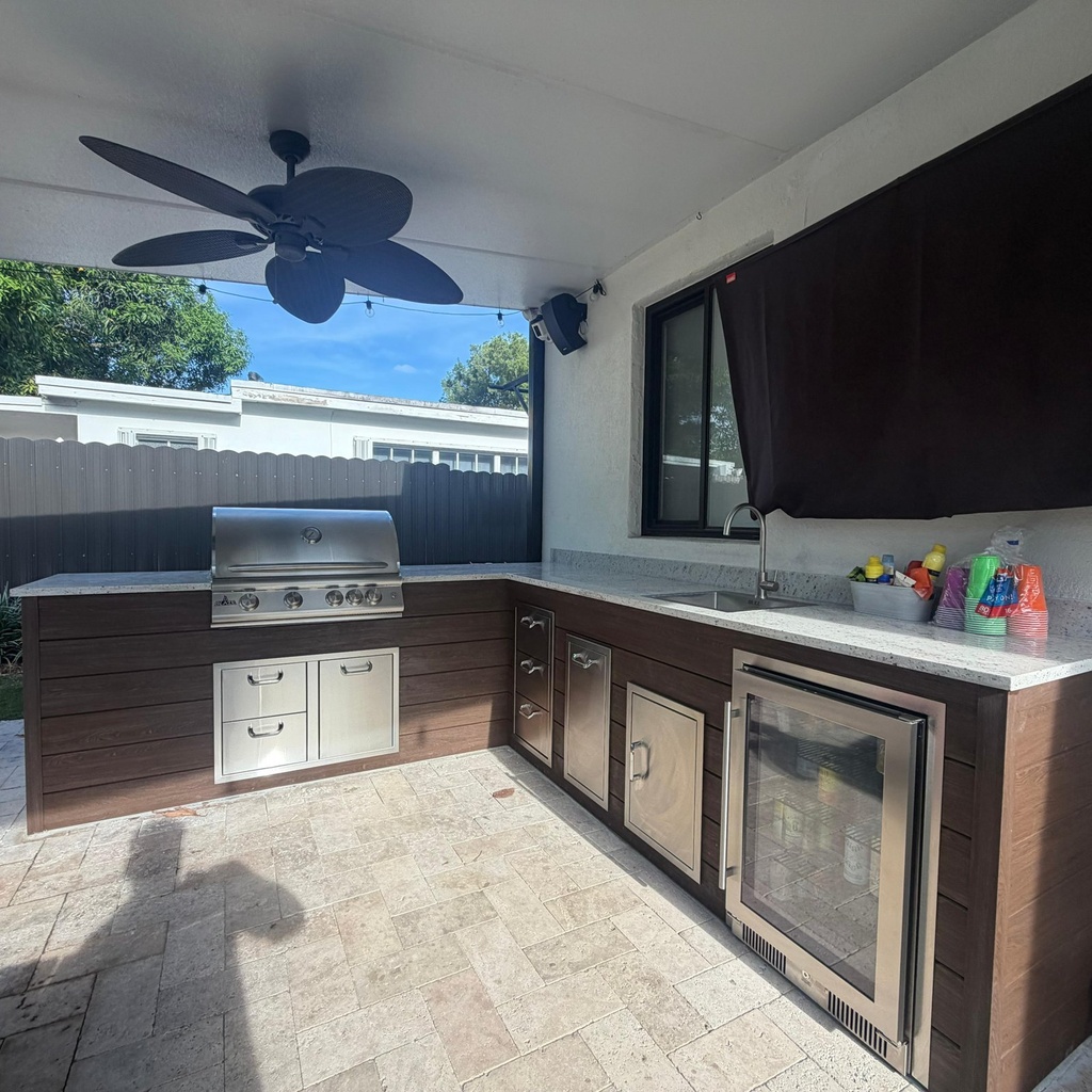 [OK-13-BO-02] Outdoorkitchen 13 ft · Barrel Oak · Blaze BLZ-4LTE3 · L-Shape