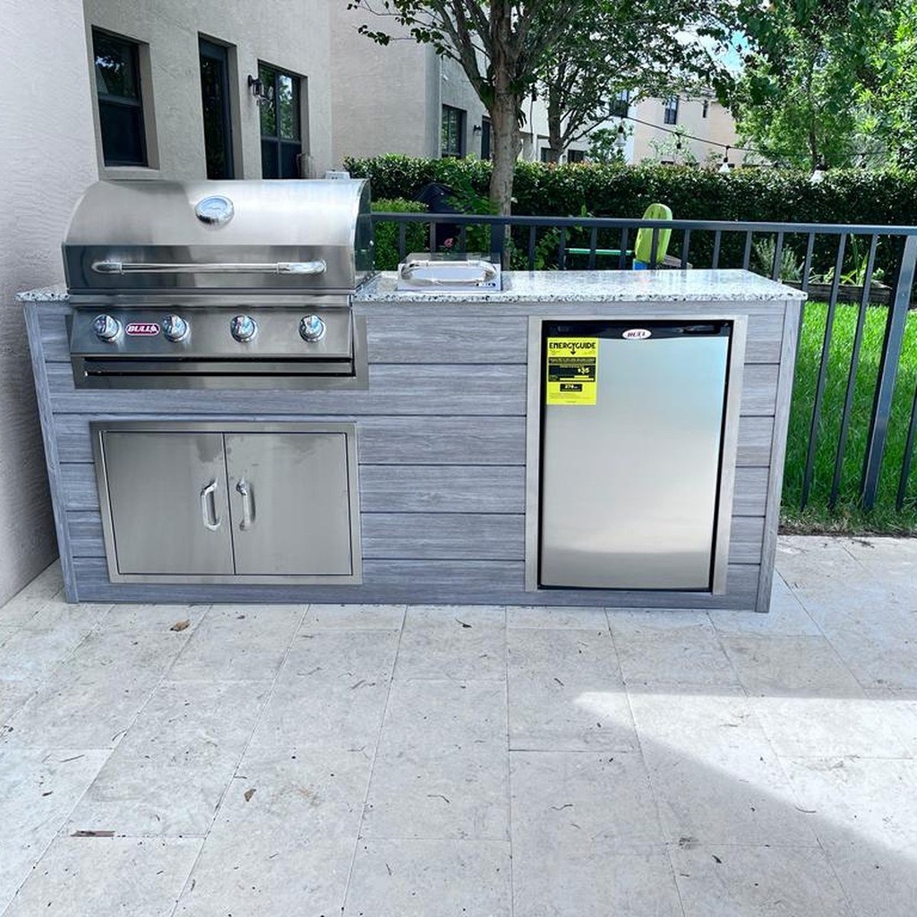 Outdoorkitchen 7 ft · Barnboard Grey · Bull Outlaw 30-Inch 4-Burner Built-In Propane Gas Grill