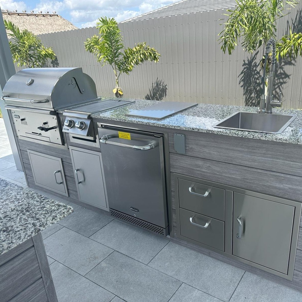 Outdoorkitchen 10 ft · Barnboard Grey · Bull Bison Premium Built-In Charcoal Grill