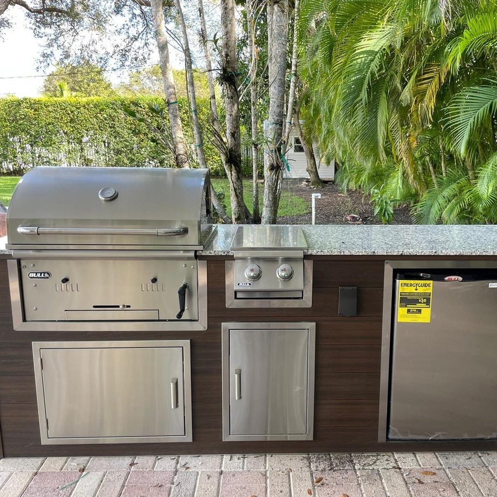 Outdoorkitchen 8 ft · Modern Walnut · Bull Bison Premium Built-In Charcoal Grill