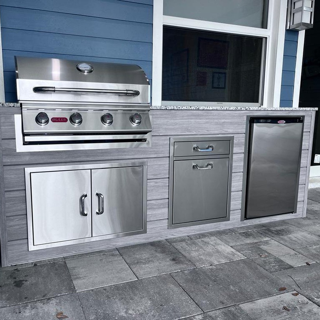 Outdoorkitchen 8 ft · Barnboard Grey · Bull Outlaw 30-Inch 4-Burner Built-In Propane Gas Grill