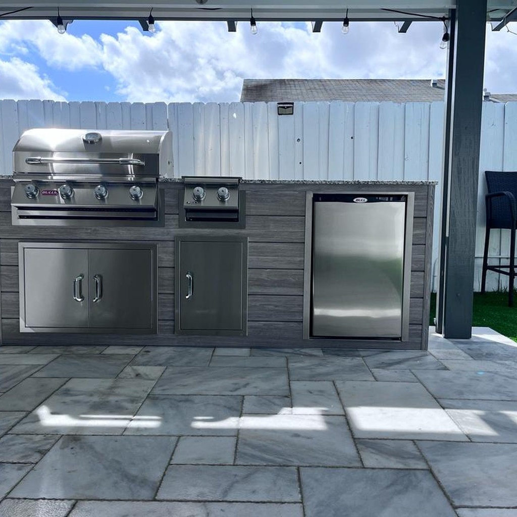 Outdoorkitchen 8 ft · Barnboard Grey · Bull Outlaw 30-Inch 4-Burner Built-In Propane Gas Grill