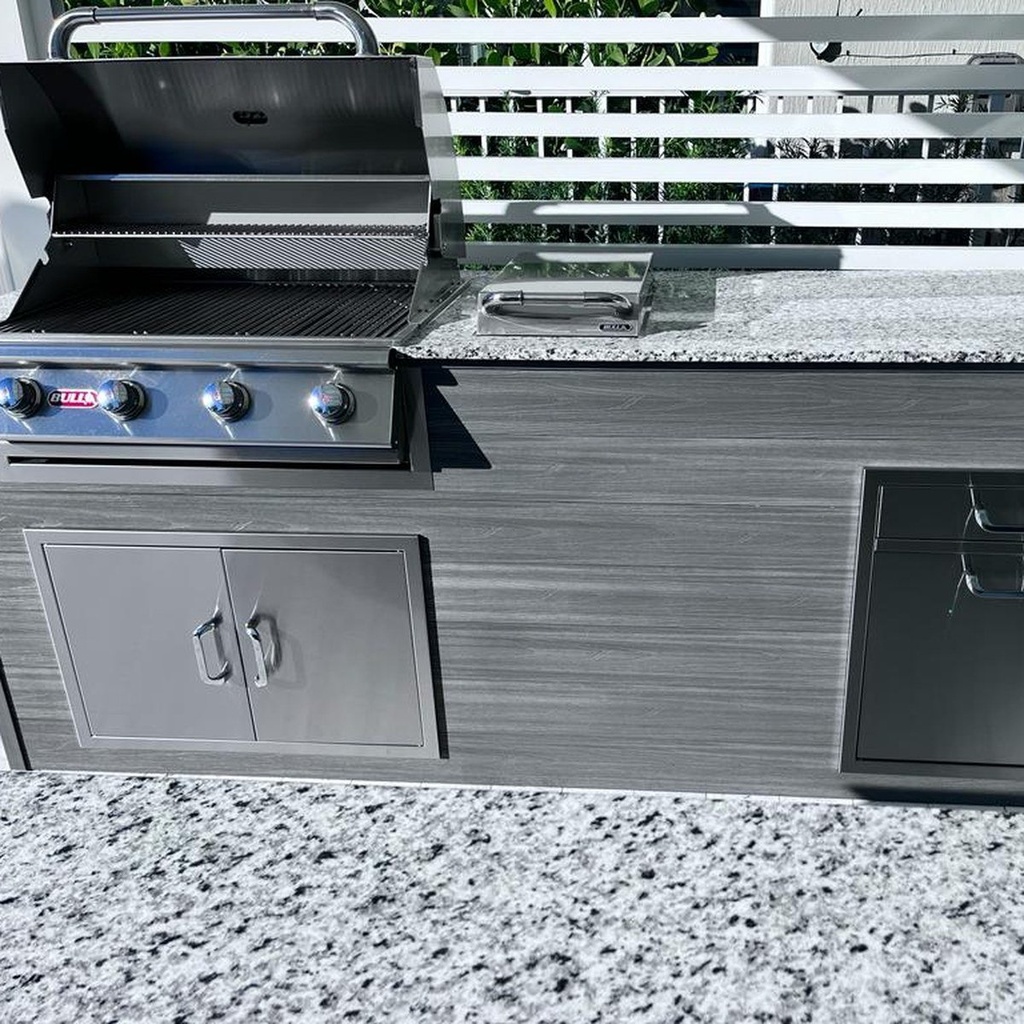 Outdoorkitchen 8 ft · Barnboard Grey · Bull Outlaw 30-Inch 4-Burner Built-In Propane Gas Grill