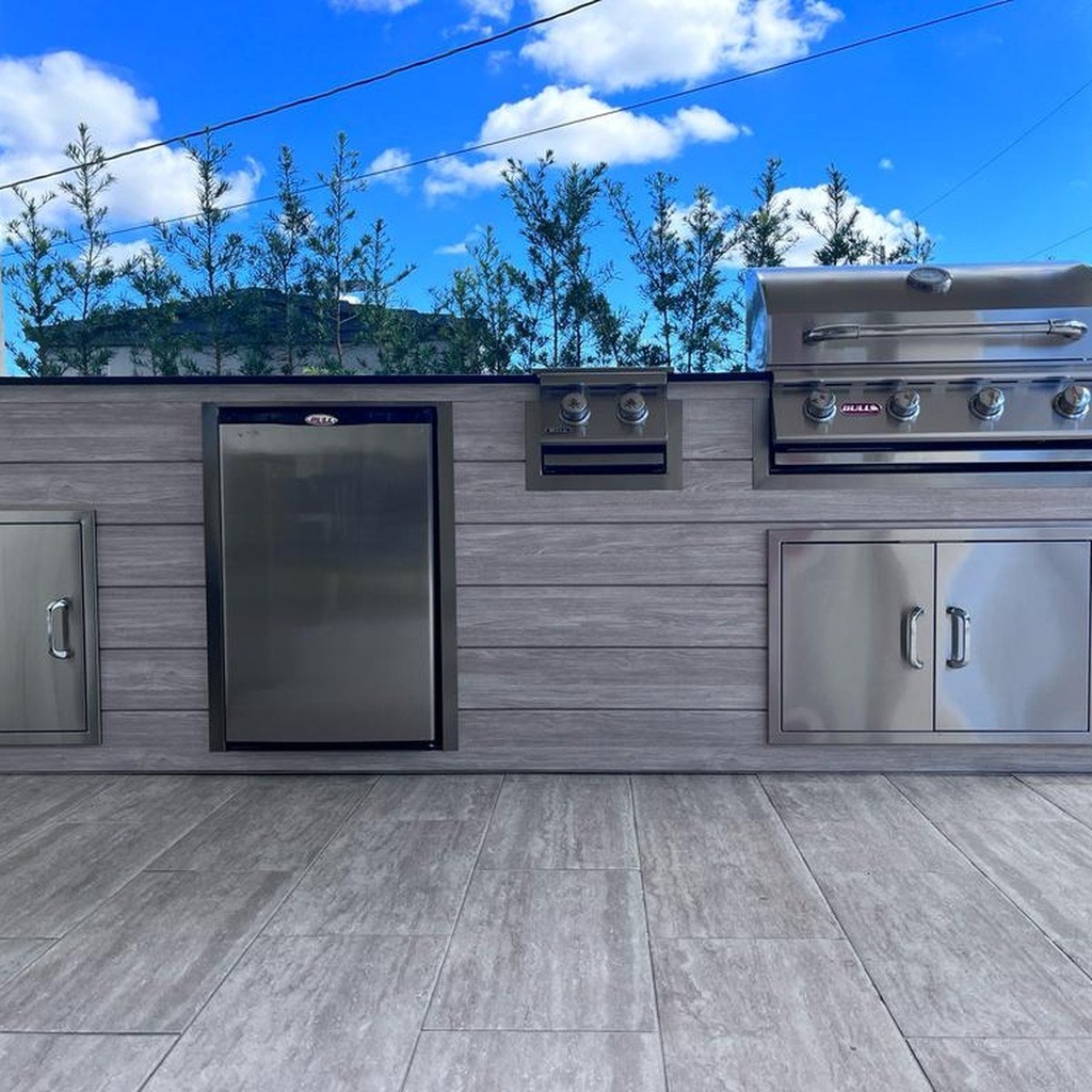 Outdoorkitchen 8 ft · Barnboard Grey · Bull Outlaw 30-Inch 4-Burner Built-In Propane Gas Grill