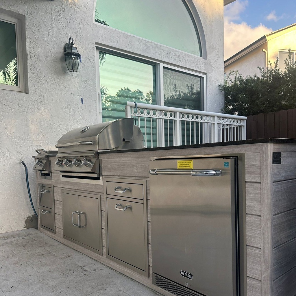Outdoorkitchen 10 ft · Beachwood Grey · Bull Outlaw 30-Inch 4-Burner Built-In Propane Gas Grill