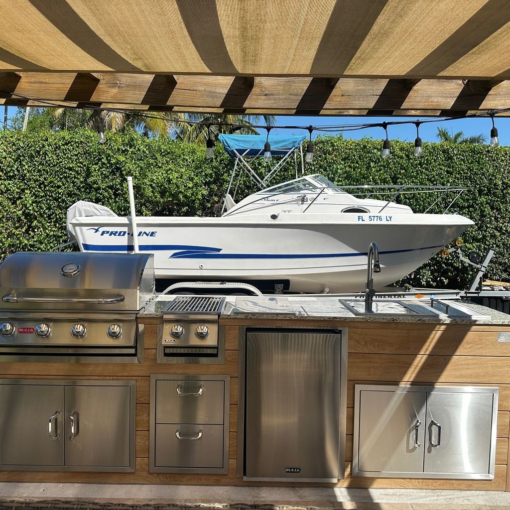 Outdoorkitchen 10 ft · Sunbleach Oak · Bull Outlaw 30-Inch 4-Burner Built-In Propane Gas Grill
