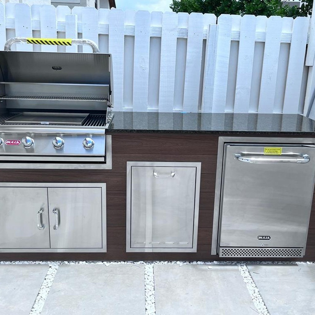 Outdoorkitchen 8 ft · Modern Walnut · Bull Outlaw 30-Inch 4-Burner Built-In Propane Gas Grill