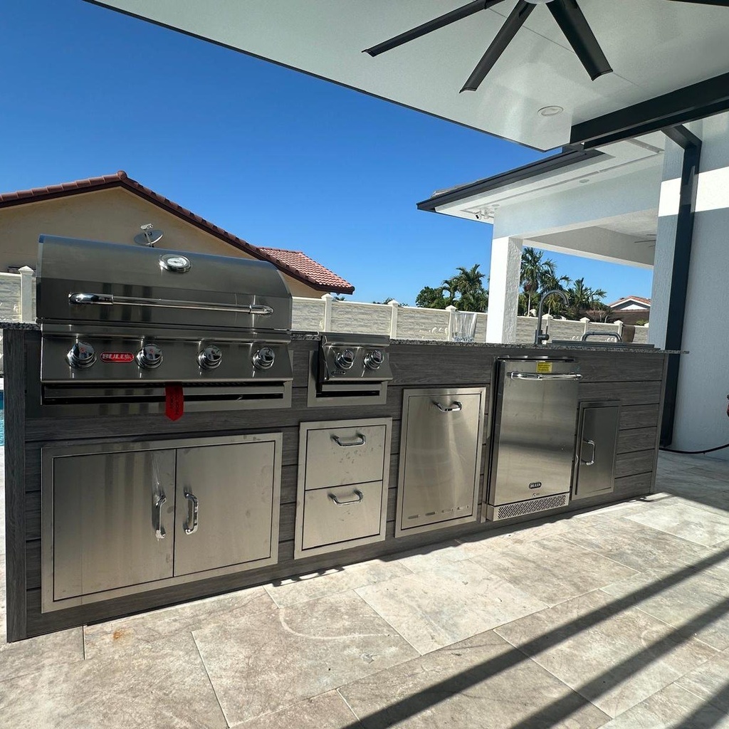 Outdoorkitchen 13 ft · Modern Walnut · Bull Outlaw 30-Inch 4-Burner Built-In Propane Gas Grill
