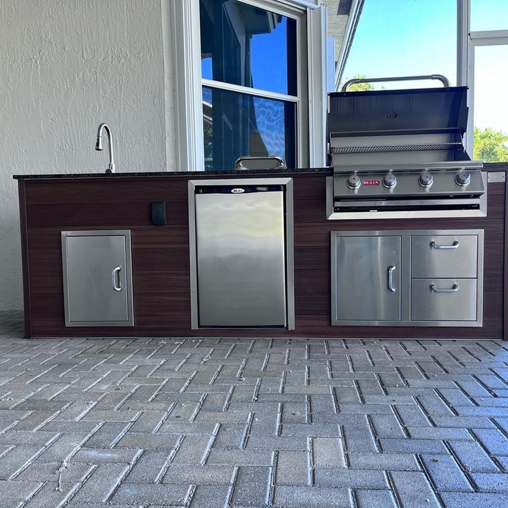 Outdoorkitchen 8 ft · Modern Walnut · Bull Outlaw 30-Inch 4-Burner Built-In Propane Gas Grill